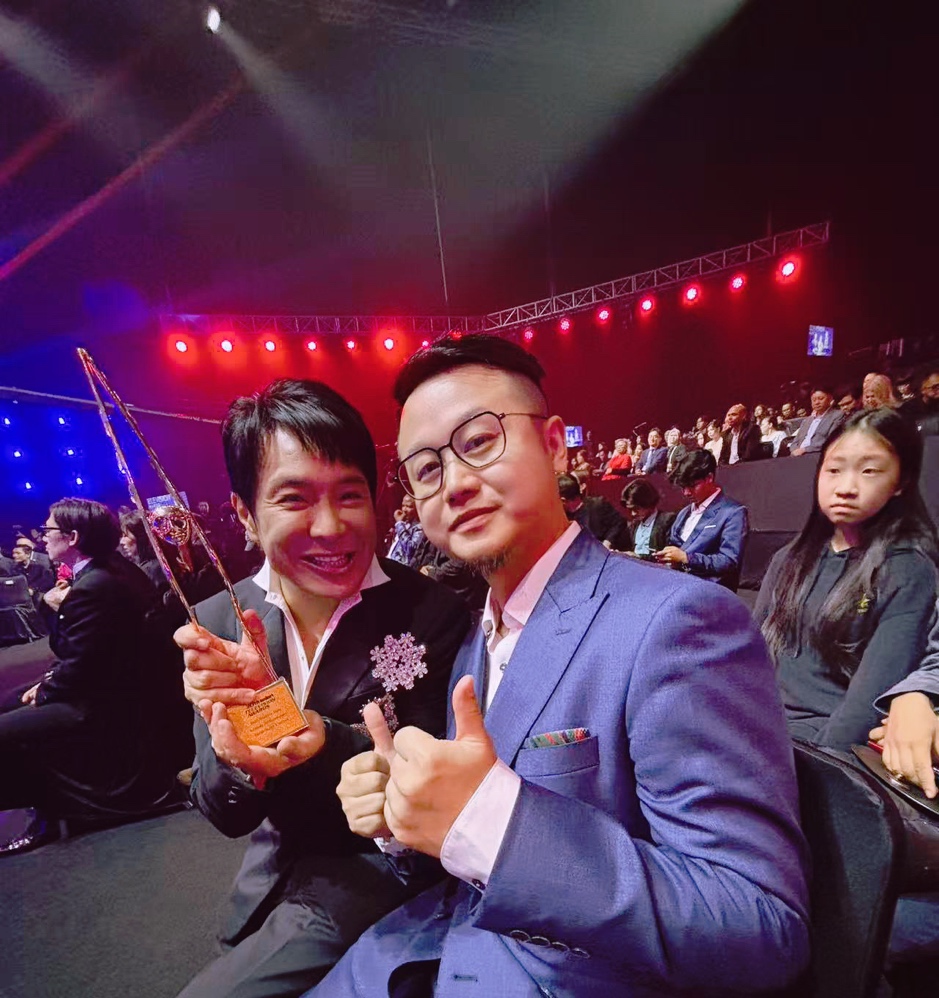 Two people sitting on a stage

AI-generated content may be incorrect.